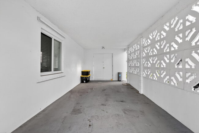 Building Photo - 2010 SW 6th Ave