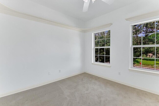 Building Photo - 701 Oaklands Dr