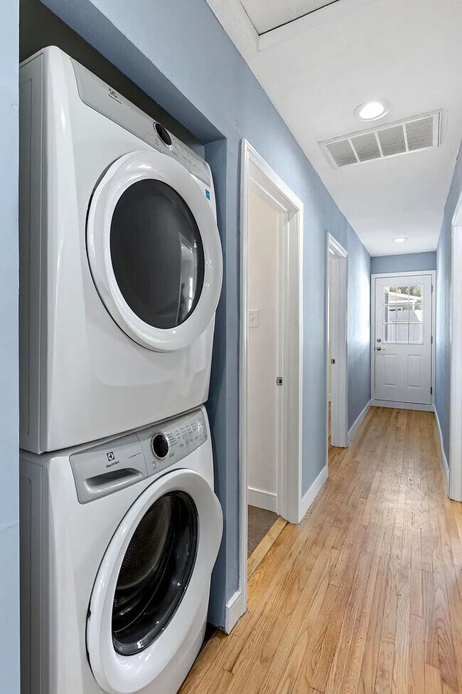Building Photo - Charming 3BD/2BA Hermosa Beach Bungalow