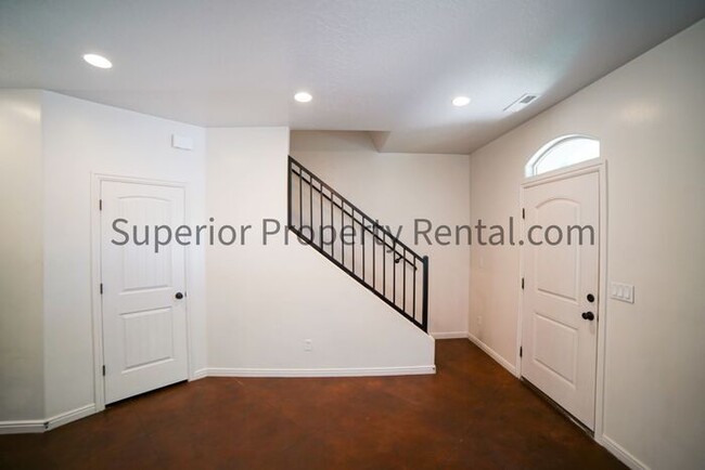 Building Photo - 3 bed, 2.5 bath town house