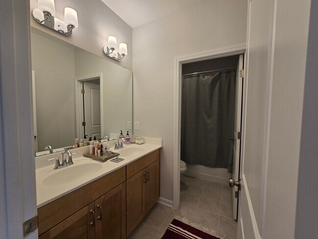 Building Photo - 5 Bedrooms! Stunning 5BR/4BA North Ridge P...