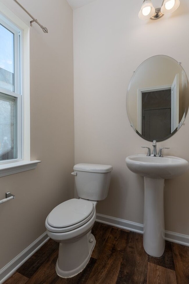 Building Photo - Amazing home in quiet and established neighborhood