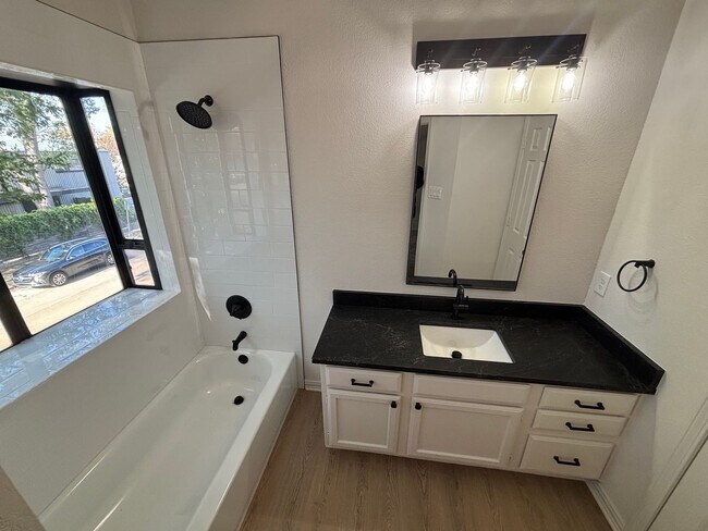 Building Photo - Great Location!