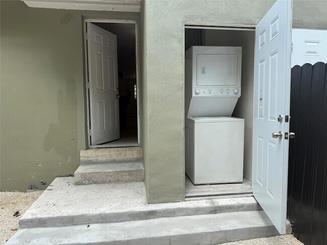Building Photo - 2830 NW 15th Ct