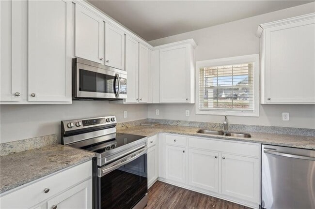 Building Photo - 516 College Dr