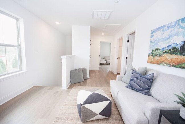 Building Photo - Stunning 3-bed, 2.5 Bath Townhome
