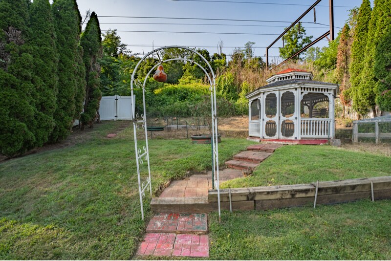 Building Photo - 884 Parker St