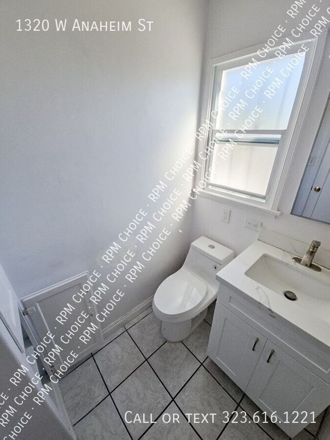 Building Photo - 1320 W Anaheim St