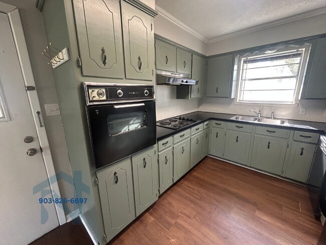 Building Photo - 1025 Crestview Dr S