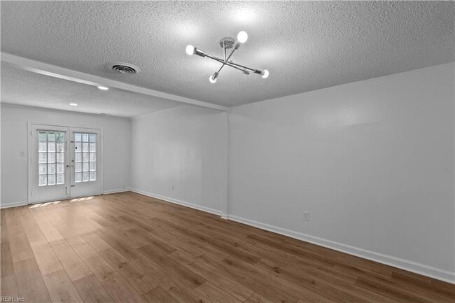 Building Photo - 570 Tenbee Ln