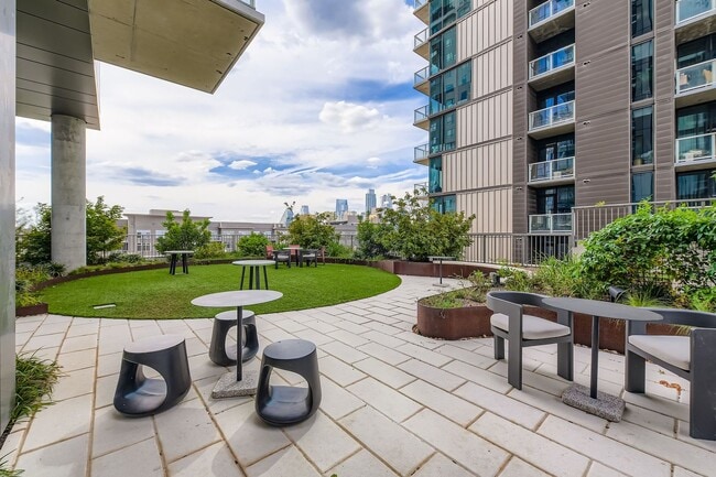 Building Photo - Gorgeous 30th Floor 2BD / 2BA Corner Sky R...