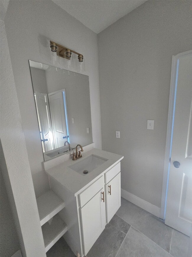 Building Photo - 2207 Des Chaumes St