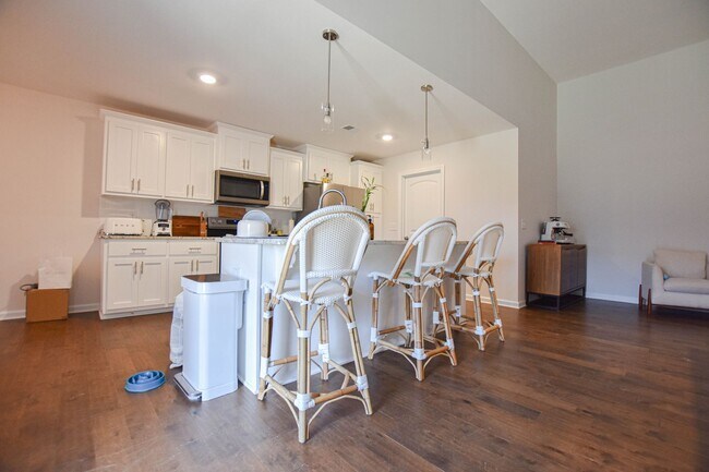 Building Photo - Pet Friendly Three Bedroom!