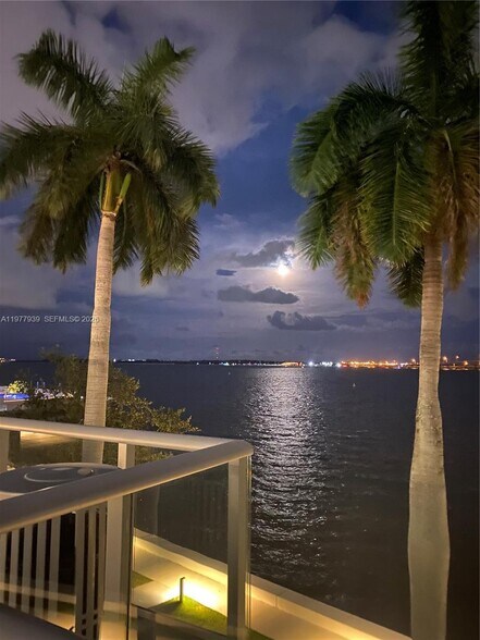 Building Photo - 1541 Brickell Ave