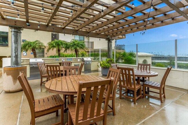 Building Photo - Beautiful & spacious 2 bedroom end unit condo in coastal Oceanside