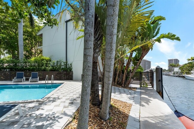 Building Photo - 3560 W Fairview St