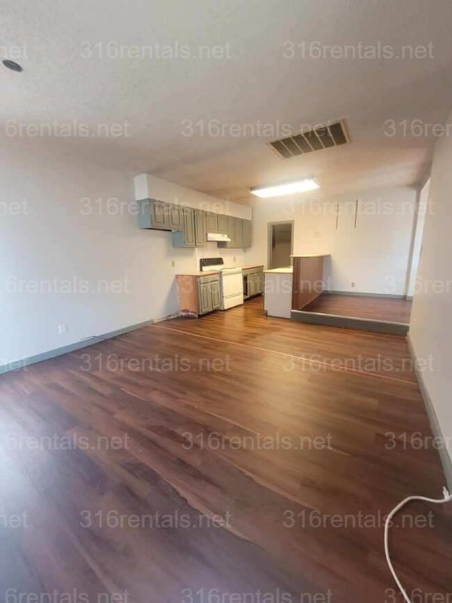 Building Photo - $850 - 2 bed 1 bath - Single Family Home