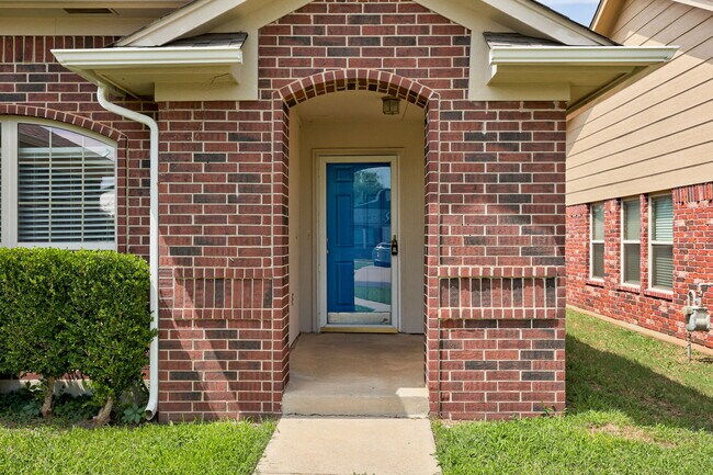 Building Photo - 2813 Edgemere Dr