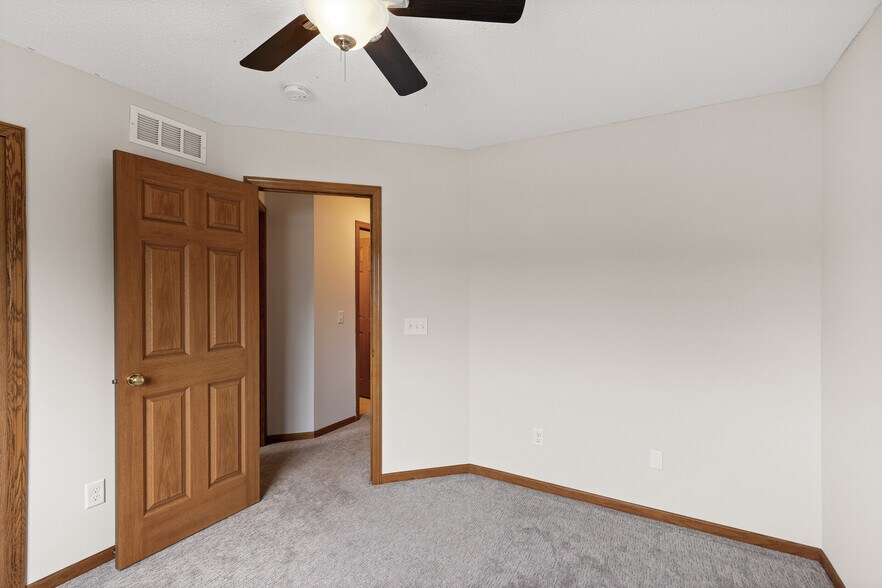 Building Photo - 6860 Meadow Grass Ln S