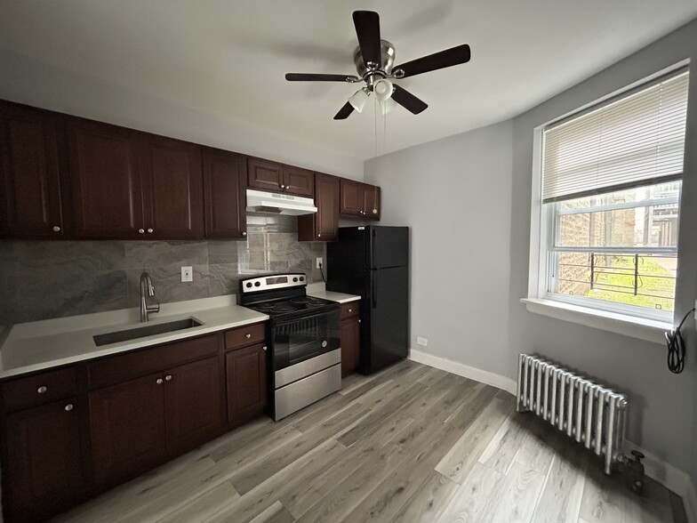 Primary Photo - 6956 N Ashland Ave