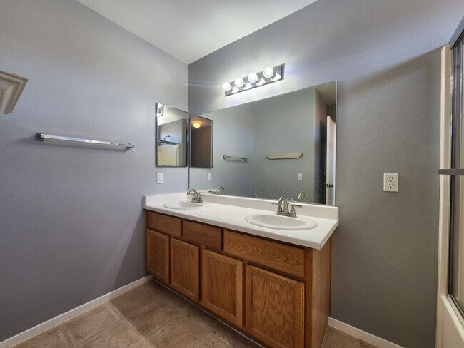 Building Photo - HENDERSON: 3 bed/2.5 bath Townhome with Spacious Kitchen, Private Backyard, Large Primary Suite &...