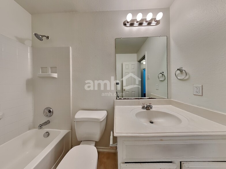 Building Photo - 2923 Tanglebrook Dr