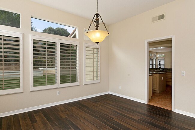 Building Photo - Large Beautiful Home in the Missions