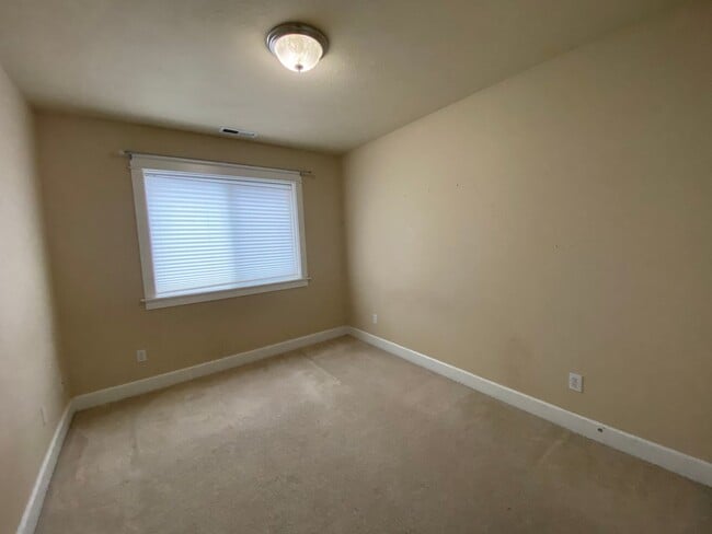 Building Photo - 3 Bedroom Home for Rent in Hood River
