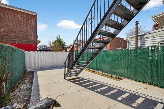 Building Photo - 2112 Lacombe Ave