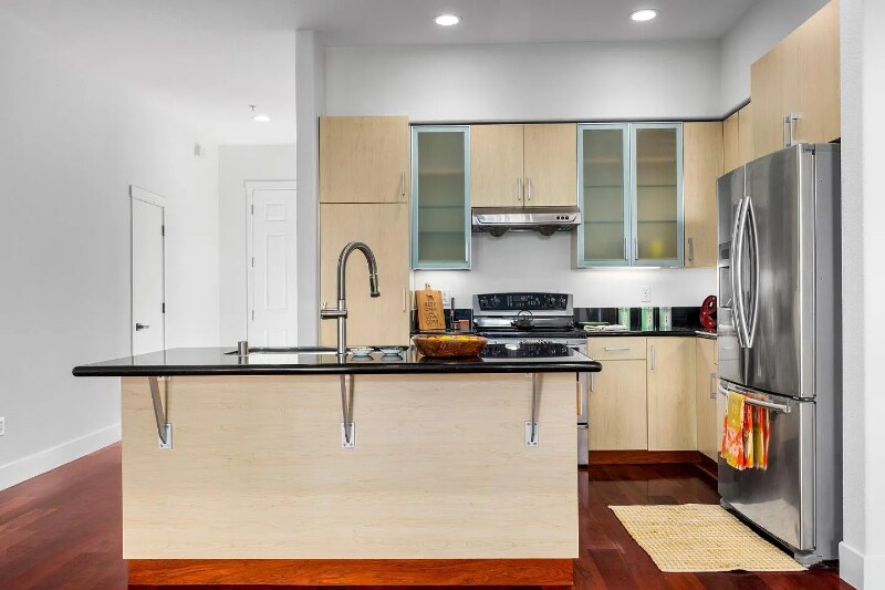Primary Photo - 2030 N Pacific Ave