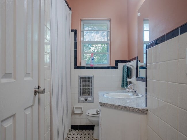 Building Photo - 411 College Blvd