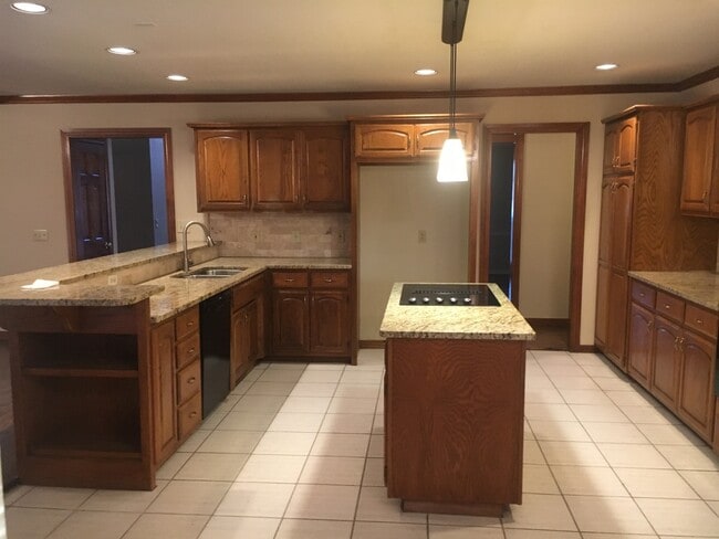 Building Photo - Gorgeous Home in Jenks Schools!