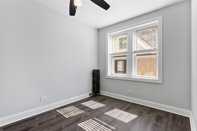Building Photo - 1521 W Sherwin Ave