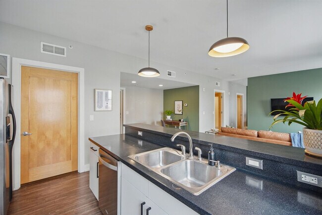 Building Photo - 400 Walnut St