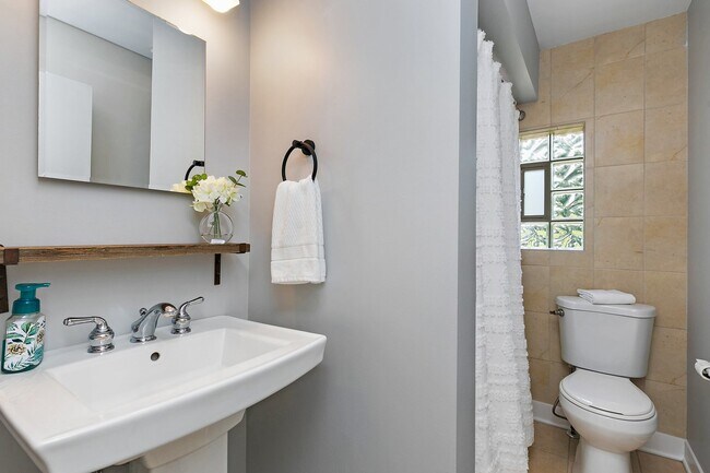 Building Photo - 1037 N Harrison St