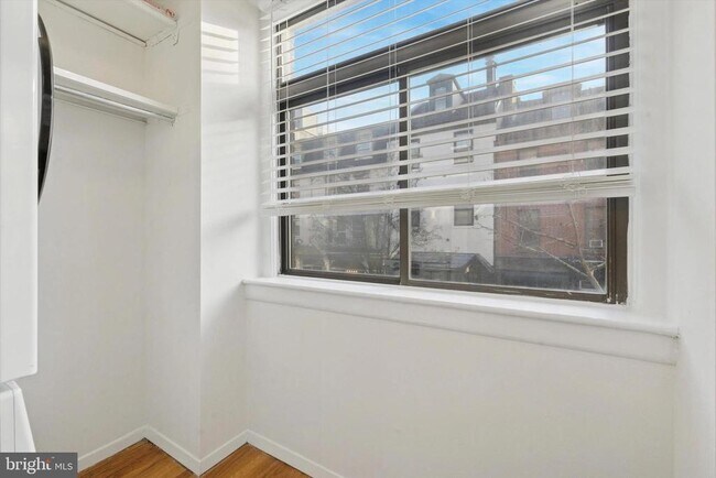 Building Photo - 319 S 10th St