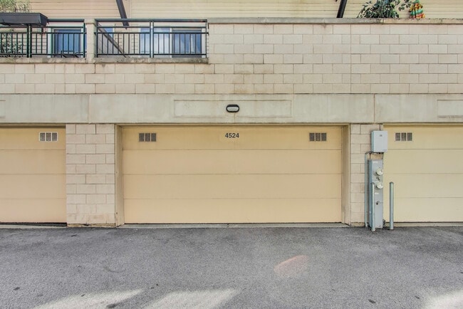 Building Photo - 4524 W Belmont Ave