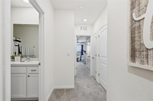 Building Photo - 32992 Major Oak Dr