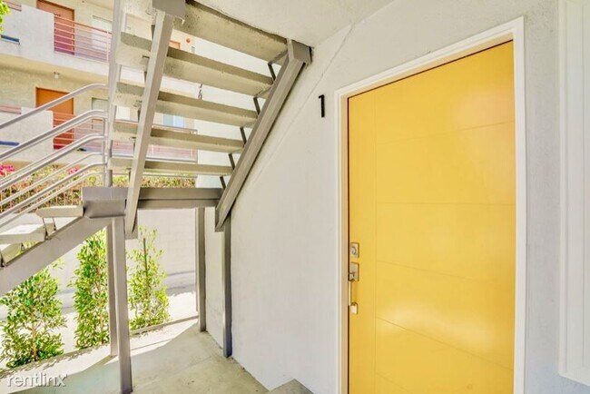 Building Photo - 2 br, 1 bath Apartment - 562 N Kenmore Ave