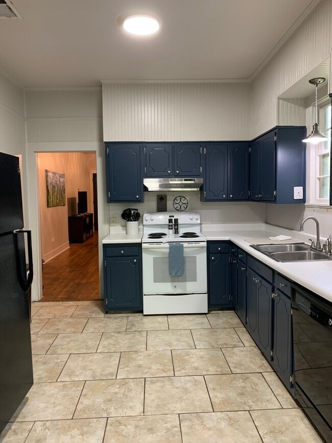 Building Photo - MOVE IN SPECIAL 3BR 2BA HOUSE Capital Heig...