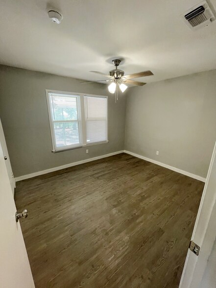 Building Photo - 454 Anton Dr