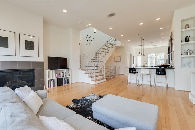 Building Photo - 5429C Hidalgo St