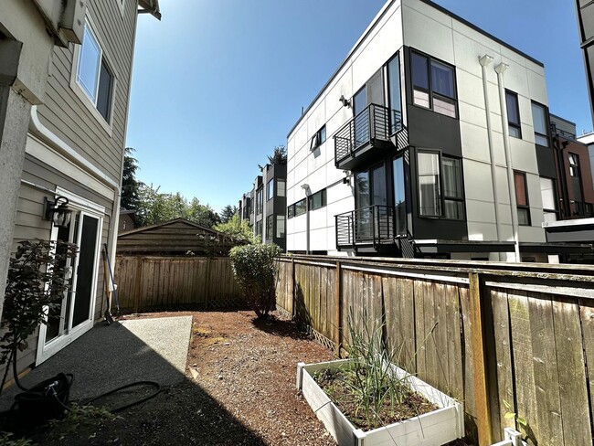 Building Photo - Beautiful, Luminous 2BR | 2.5BA in the Hea...