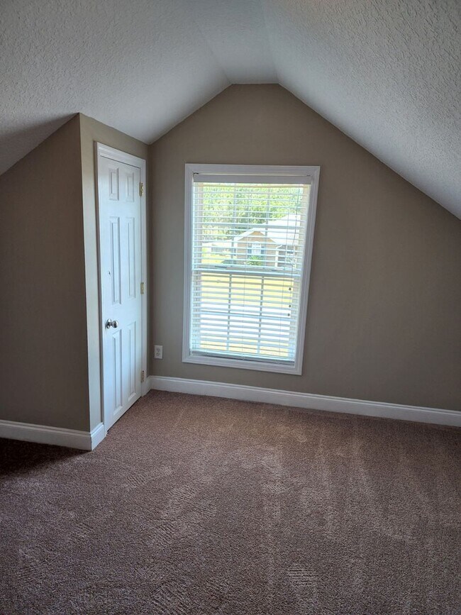 Building Photo - 114 Miller St NE