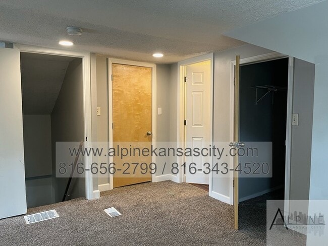 Building Photo - Spacious Upstairs Loft with Bathroom!