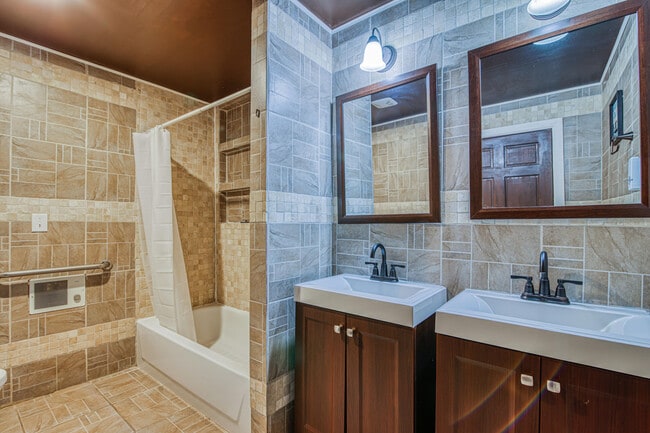 Building Photo - 8613 Kingsway Dr