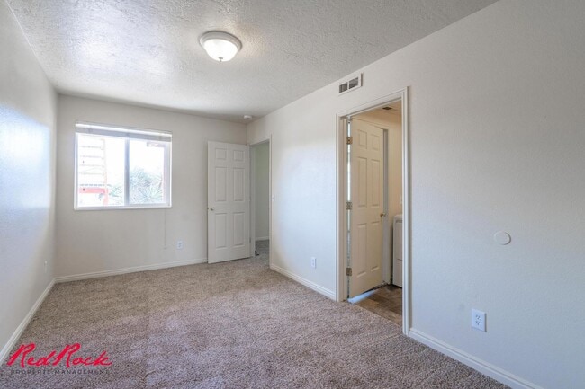 Building Photo - Enjoy Scenic Ivins Living – 3-Bed, 2-Bath ...