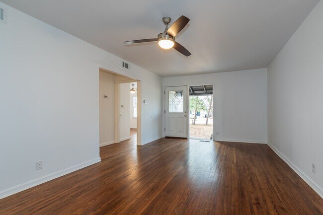 Building Photo - Beautiful 3 bedroom 2 bath, Available Now!!