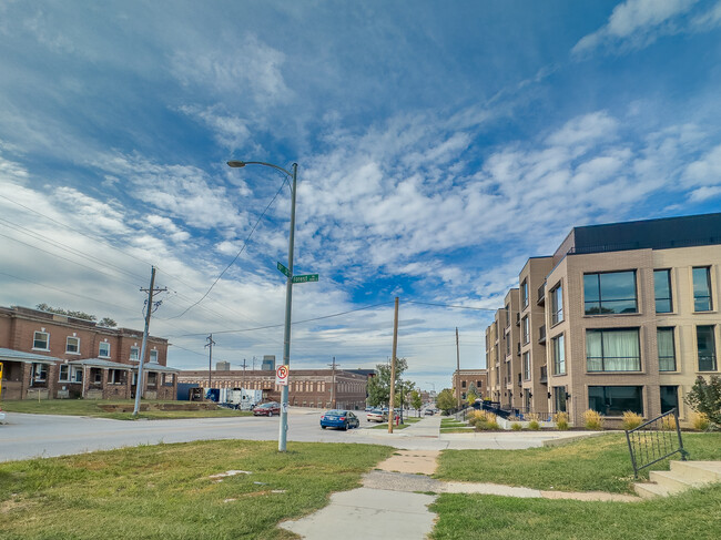 Building Photo - Forest Avenue