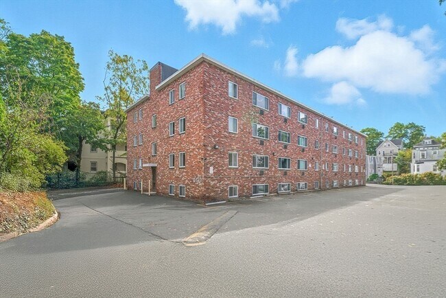 Building Photo - 20 Radcliffe Rd